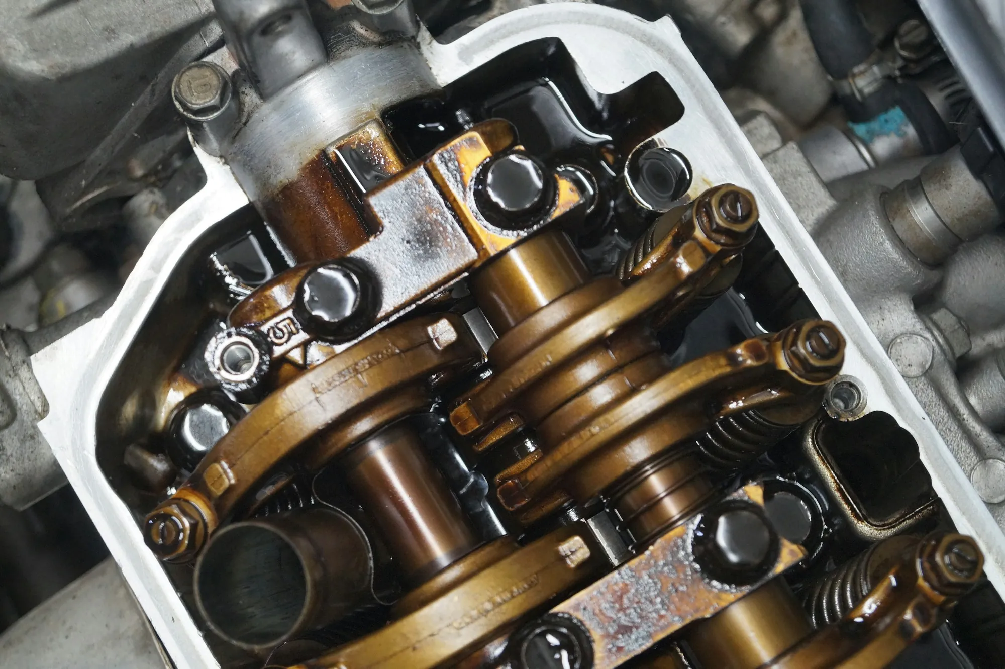 Engine valvetrain with camshafts and rocker gear exposed